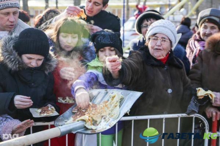 "Блины с лопаты": в РФ отрепетировали "традиционную кормежку" на масленичные гуляния